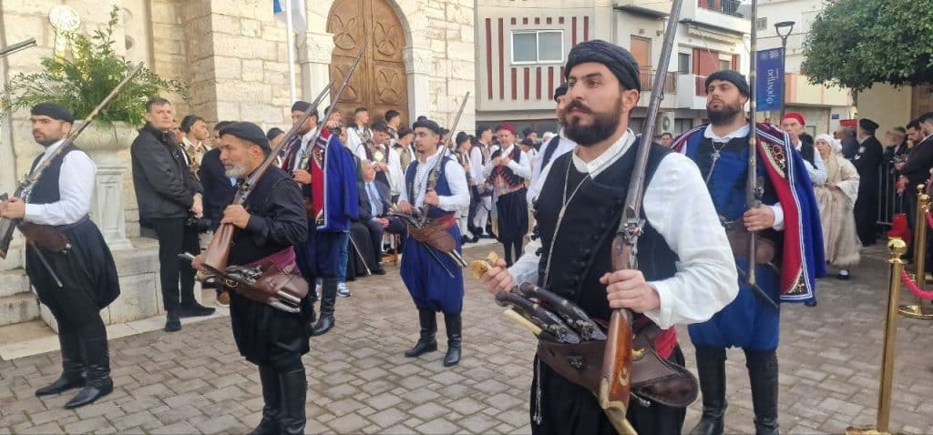Δείτε δεκάδες φωτό! Πάνω από 12.000 στην πομπή για την έξοδο του Μεσολογγίου -Τμήματα από την Πάτρα