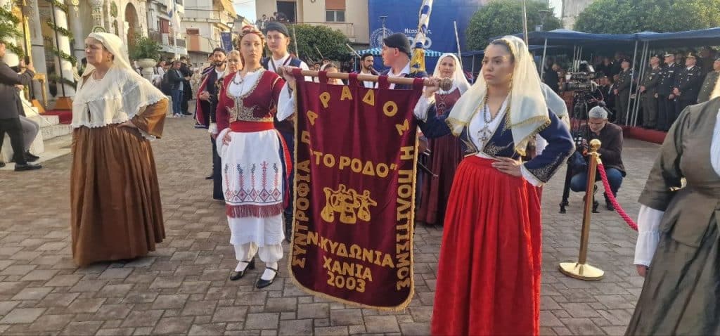 Δείτε δεκάδες φωτό! Πάνω από 12.000 στην πομπή για την έξοδο του Μεσολογγίου -Τμήματα από την Πάτρα