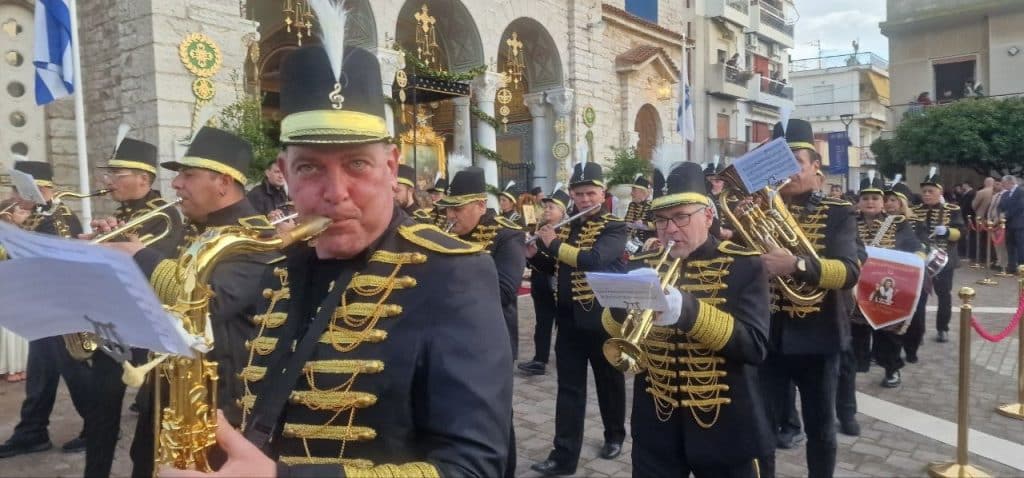 Δείτε δεκάδες φωτό! Πάνω από 12.000 στην πομπή για την έξοδο του Μεσολογγίου -Τμήματα από την Πάτρα