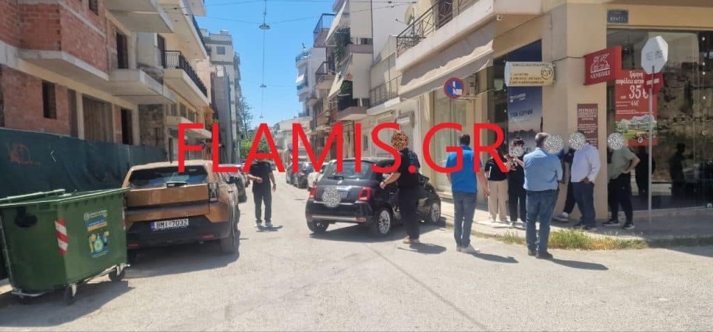 Πάτρα - ΤΩΡΑ: Τροχαίο στην Μπουμπουλίνας! Σφοδρή σύγκρουση 2 ΙΧ... και το ένα "καρφώθηκε" σε ένα τρίτο - φωτο