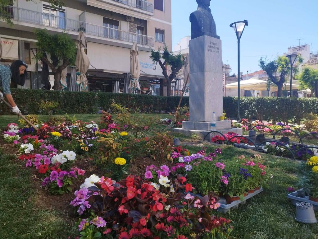 Πάτρα: Λουλούδια στην Πλατεία Μαρκάτου - φωτο