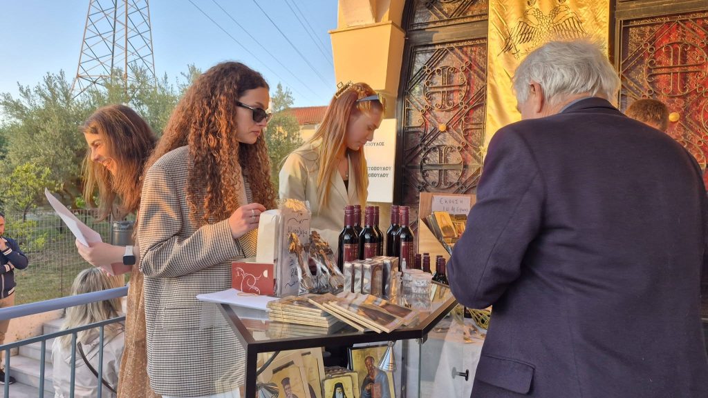 ΔΕΙΤΕ ΦΩΤΟ: "Ουρές" πιστών στην Αγία Ειρήνη στον Ριγανόκαμπο για τον εσπερινό