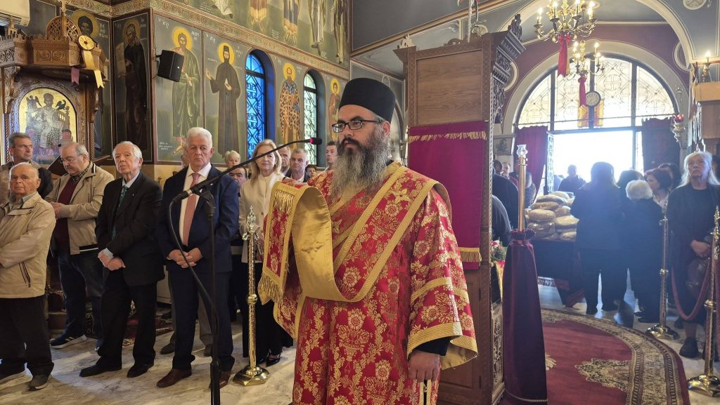 ΔΕΙΤΕ ΦΩΤΟ: "Ουρές" πιστών στην Αγία Ειρήνη στον Ριγανόκαμπο για τον εσπερινό