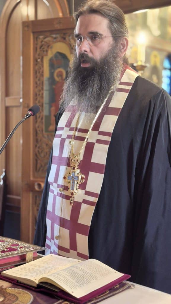 ΔΕΙΤΕ ΦΩΤΟ: "Ουρές" πιστών στην Αγία Ειρήνη στον Ριγανόκαμπο για τον εσπερινό