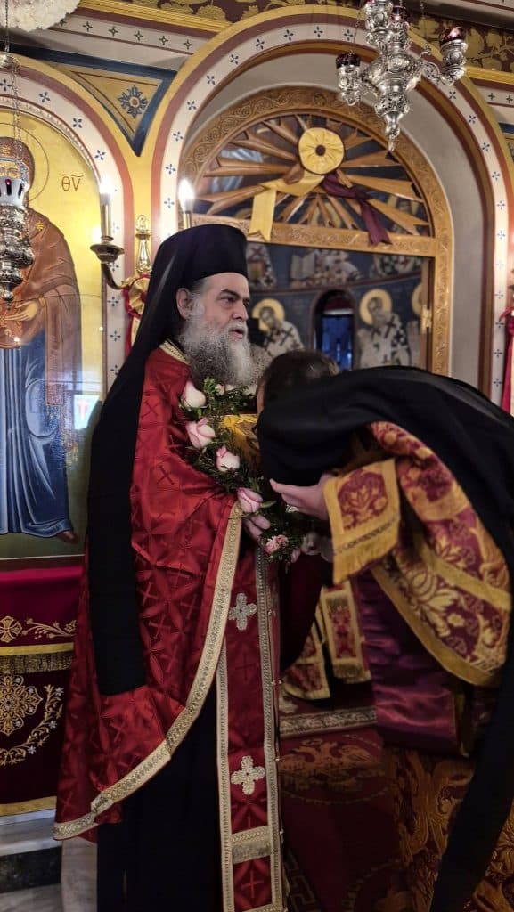 ΔΕΙΤΕ ΦΩΤΟ: "Ουρές" πιστών στην Αγία Ειρήνη στον Ριγανόκαμπο για τον εσπερινό