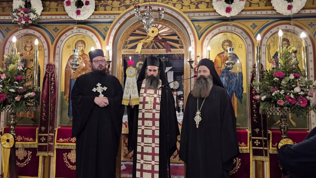 ΔΕΙΤΕ ΦΩΤΟ: "Ουρές" πιστών στην Αγία Ειρήνη στον Ριγανόκαμπο για τον εσπερινό