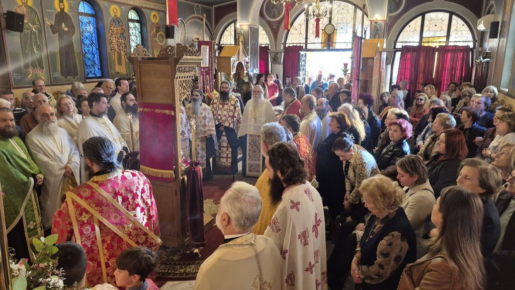 ΔΕΙΤΕ ΦΩΤΟ: "Ουρές" πιστών στην Αγία Ειρήνη στον Ριγανόκαμπο για τον εσπερινό
