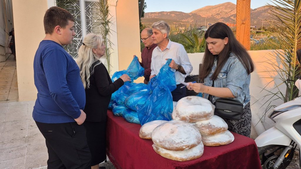 ΔΕΙΤΕ ΦΩΤΟ: "Ουρές" πιστών στην Αγία Ειρήνη στον Ριγανόκαμπο για τον εσπερινό