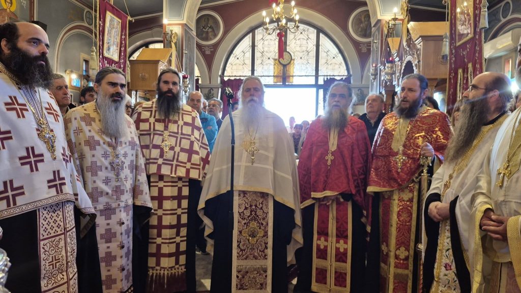 ΔΕΙΤΕ ΦΩΤΟ: "Ουρές" πιστών στην Αγία Ειρήνη στον Ριγανόκαμπο για τον εσπερινό