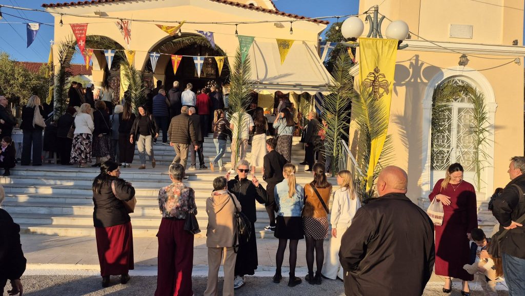 ΔΕΙΤΕ ΦΩΤΟ: "Ουρές" πιστών στην Αγία Ειρήνη στον Ριγανόκαμπο για τον εσπερινό