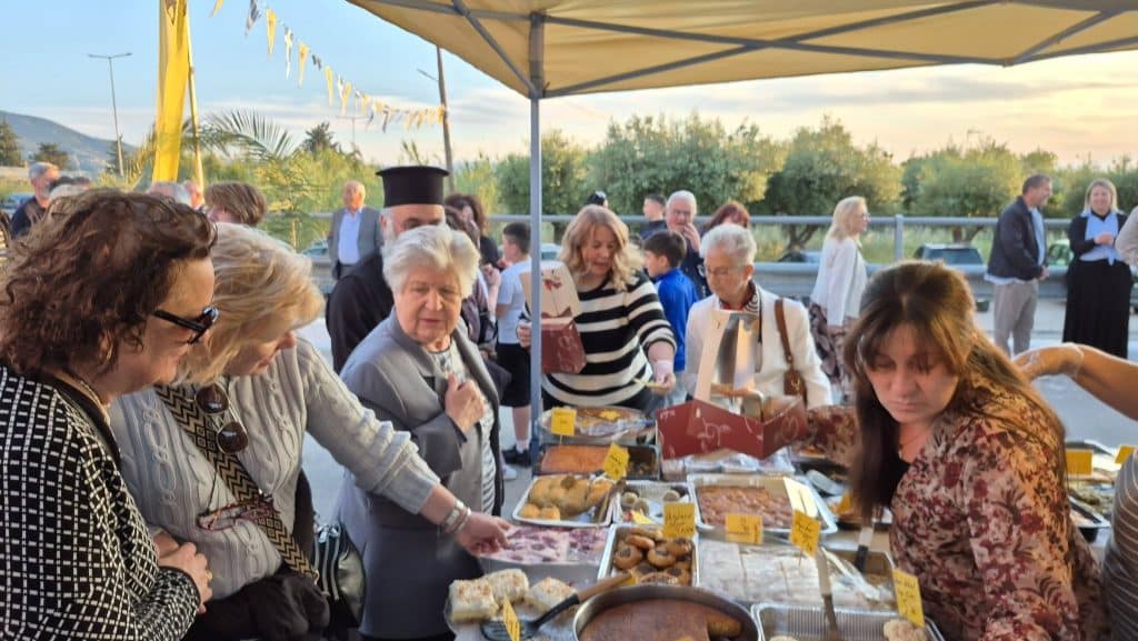 ΔΕΙΤΕ ΦΩΤΟ: "Ουρές" πιστών στην Αγία Ειρήνη στον Ριγανόκαμπο για τον εσπερινό
