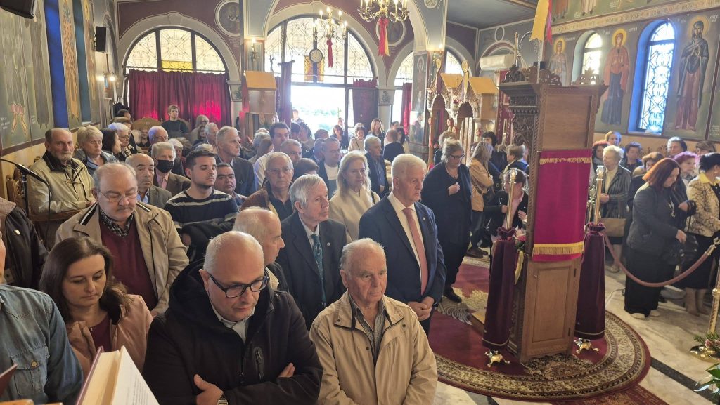 ΔΕΙΤΕ ΦΩΤΟ: "Ουρές" πιστών στην Αγία Ειρήνη στον Ριγανόκαμπο για τον εσπερινό