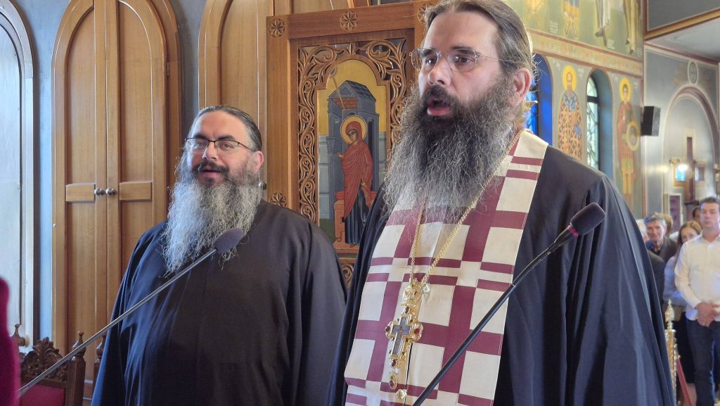 ΔΕΙΤΕ ΦΩΤΟ: "Ουρές" πιστών στην Αγία Ειρήνη στον Ριγανόκαμπο για τον εσπερινό