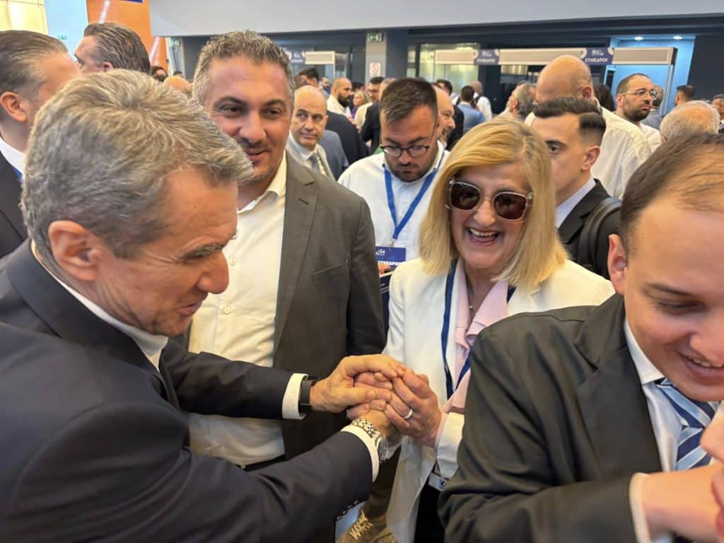 Μεσ' την τρελή χαρά ο Πατρινός Ανδρέας Λοβέρδος στο συνέδριο της ΝΔ - φωτο