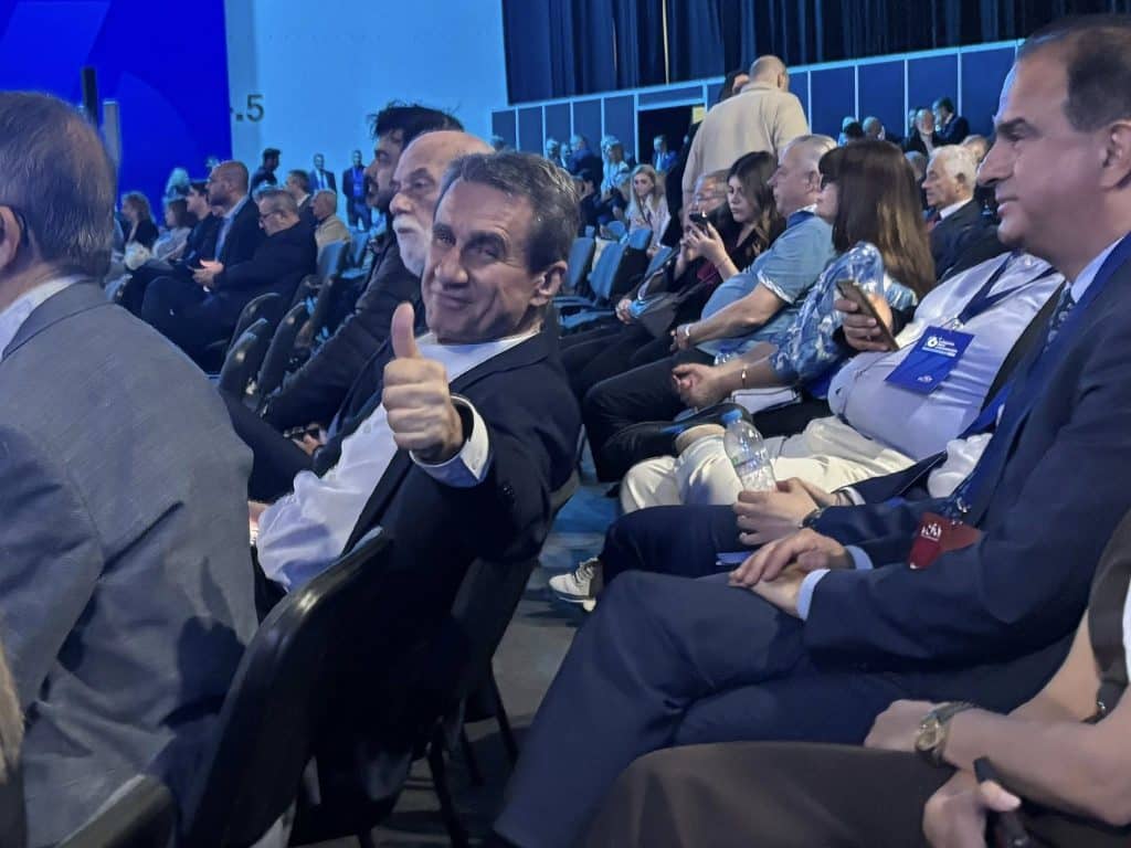 Μεσ' την τρελή χαρά ο Πατρινός Ανδρέας Λοβέρδος στο συνέδριο της ΝΔ - φωτο