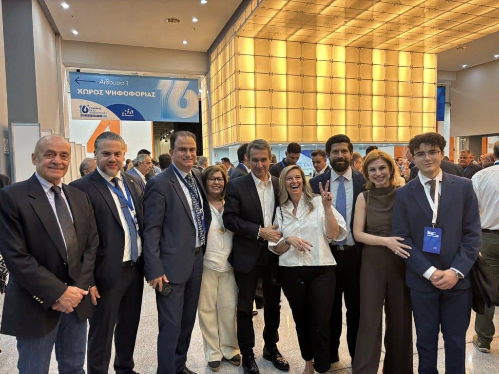 Μεσ' την τρελή χαρά ο Πατρινός Ανδρέας Λοβέρδος στο συνέδριο της ΝΔ - φωτο