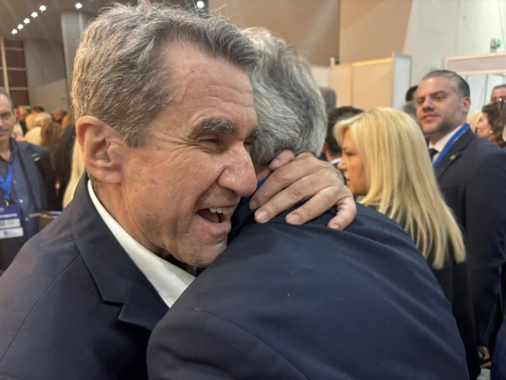 Μεσ' την τρελή χαρά ο Πατρινός Ανδρέας Λοβέρδος στο συνέδριο της ΝΔ - φωτο