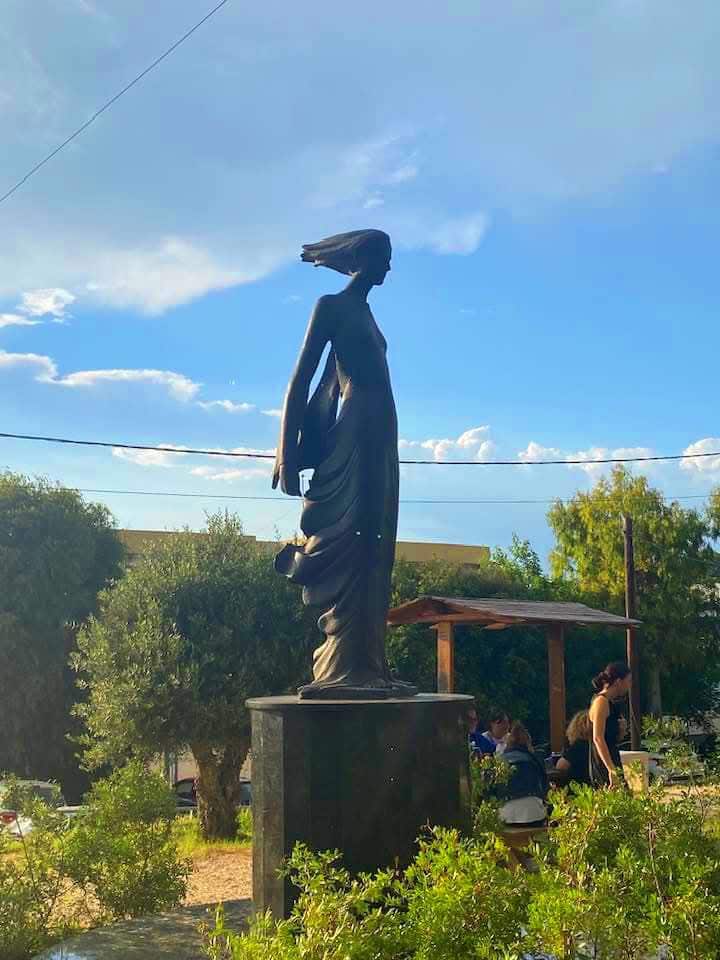 Πάτρα: Η πόλη απέκτησε την "Αύρα" της - δείτε το νέο γλυπτό και που τοποθετήθηκε