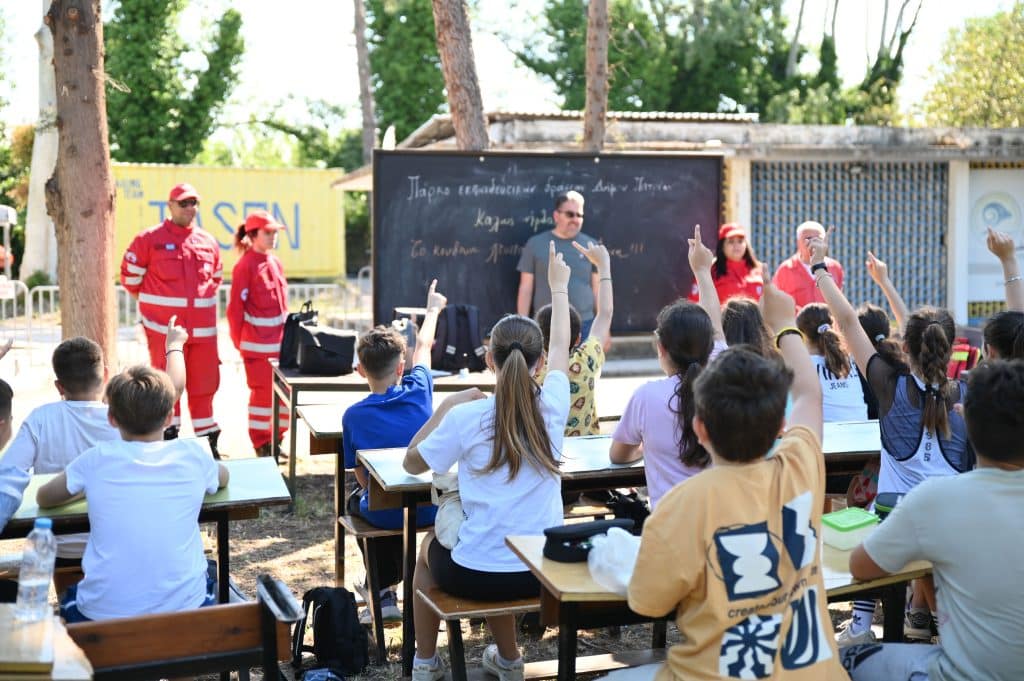 «Το κουδούνι χτυπά στη… φύση»: Παλιά θρανία έγιναν υπαίθρια τάξη στην πλαζ από το Πάρκο Εκπαιδευτικών Δράσεων του Δήμου Πατρέων