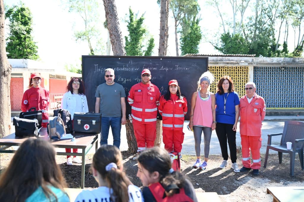 «Το κουδούνι χτυπά στη… φύση»: Παλιά θρανία έγιναν υπαίθρια τάξη στην πλαζ από το Πάρκο Εκπαιδευτικών Δράσεων του Δήμου Πατρέων