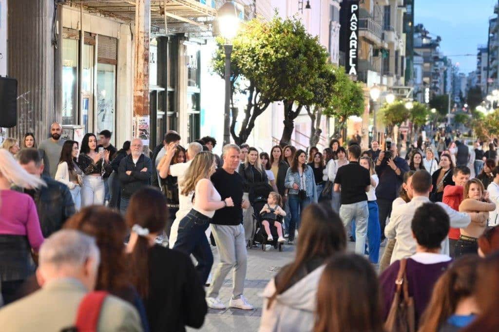 Δείτε πολλές φωτό: Ξέφρενο λάτιν πάρτιν στην Αγίου Νικολάου και Μαιζώνος στην Πάτρα
