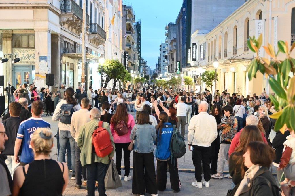 Δείτε πολλές φωτό: Ξέφρενο λάτιν πάρτιν στην Αγίου Νικολάου και Μαιζώνος στην Πάτρα