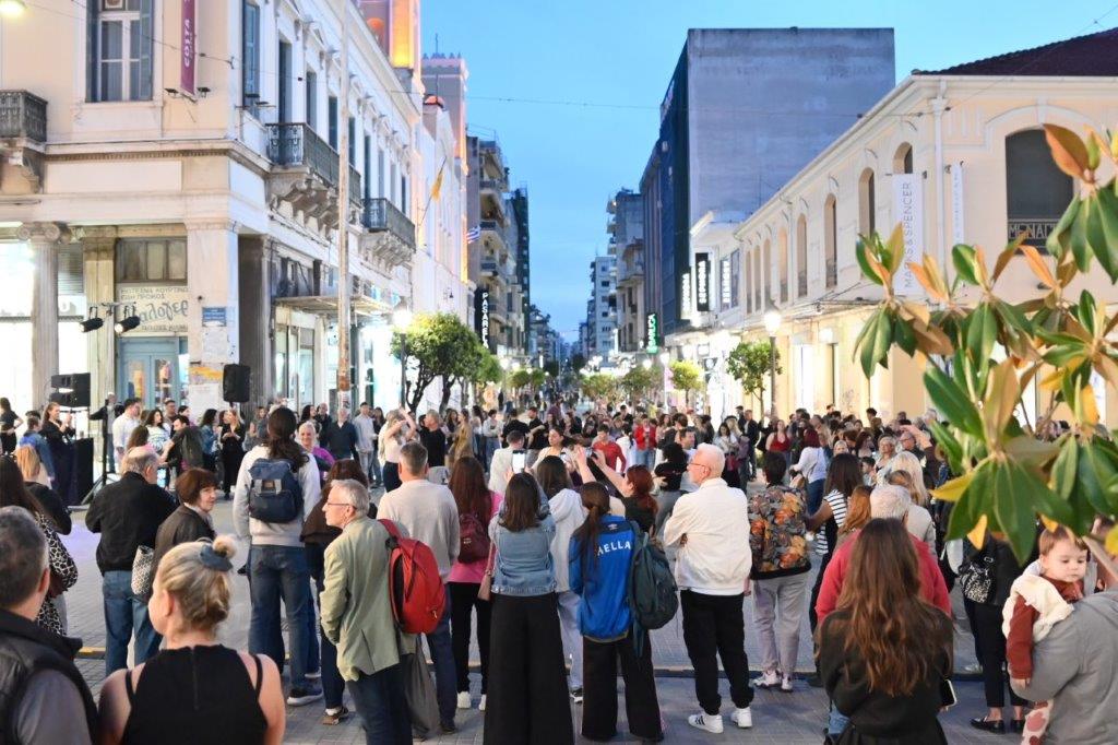 Δείτε πολλές φωτό: Ξέφρενο λάτιν πάρτιν στην Αγίου Νικολάου και Μαιζώνος στην Πάτρα