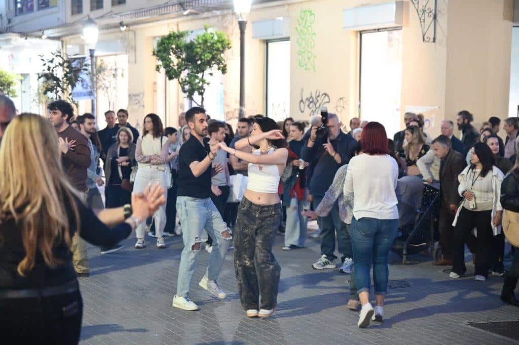 Δείτε πολλές φωτό: Ξέφρενο λάτιν πάρτιν στην Αγίου Νικολάου και Μαιζώνος στην Πάτρα