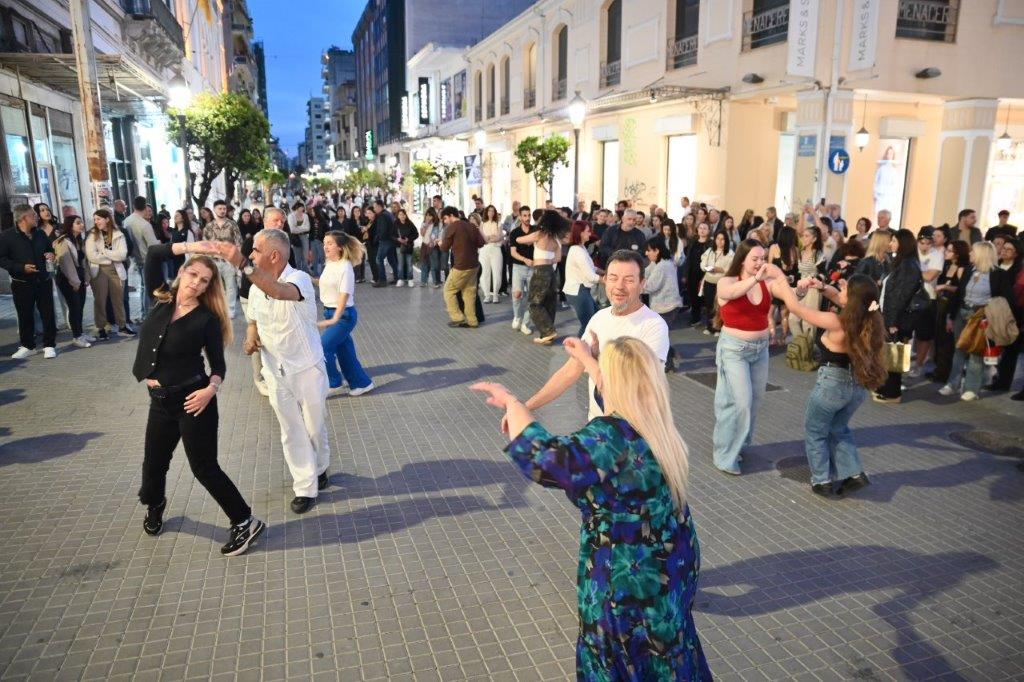 Δείτε πολλές φωτό: Ξέφρενο λάτιν πάρτιν στην Αγίου Νικολάου και Μαιζώνος στην Πάτρα