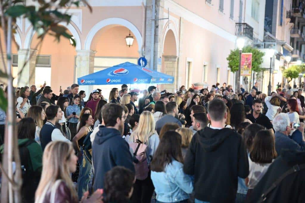 Δείτε πολλές φωτό: Ξέφρενο λάτιν πάρτιν στην Αγίου Νικολάου και Μαιζώνος στην Πάτρα