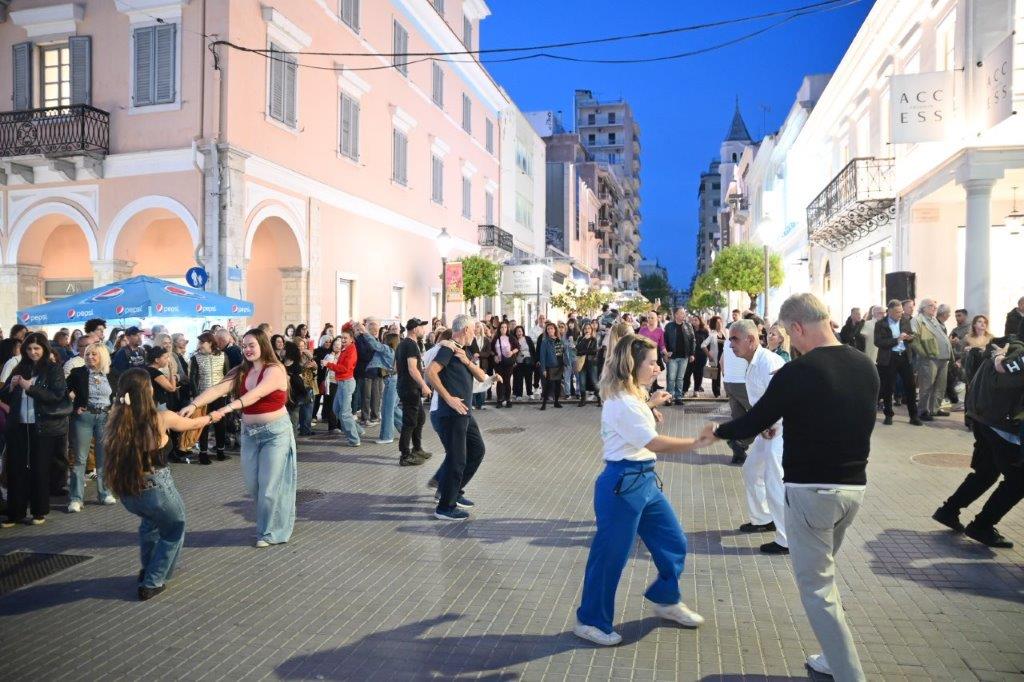 Δείτε πολλές φωτό: Ξέφρενο λάτιν πάρτιν στην Αγίου Νικολάου και Μαιζώνος στην Πάτρα