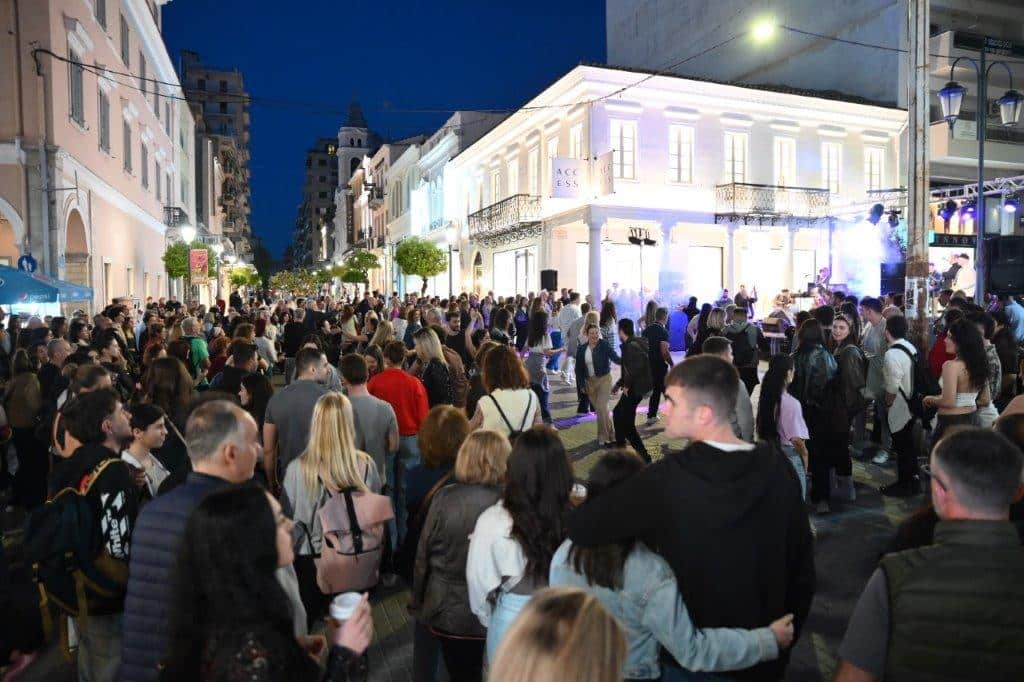 Δείτε πολλές φωτό: Ξέφρενο λάτιν πάρτιν στην Αγίου Νικολάου και Μαιζώνος στην Πάτρα