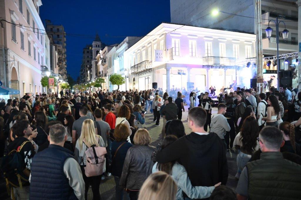 Δείτε πολλές φωτό: Ξέφρενο λάτιν πάρτιν στην Αγίου Νικολάου και Μαιζώνος στην Πάτρα