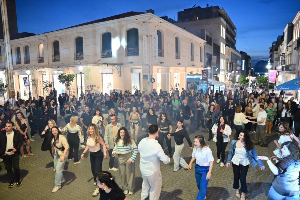 Δείτε πολλές φωτό: Ξέφρενο λάτιν πάρτιν στην Αγίου Νικολάου και Μαιζώνος στην Πάτρα