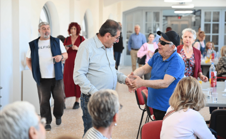 Το Δημαρχείο της Πάτρας, επισκέφθηκαν μέλη από τα τρία ΚΑΠΗ του Δήμου - φωτο