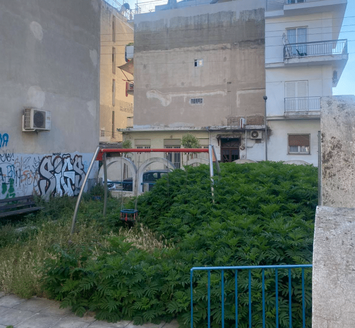 Πάτρα: Η ζούγκλα παιδική χαρά στην οδό Καραντζά