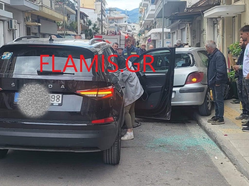 Πάτρα: Απίστευτο τροχαίο! SUV έπεσε πάνω σε σταθμευμένο... το ανέβασε στο πεζοδρόμιο και χτύπησε πεζή γυναίκα - φωτο