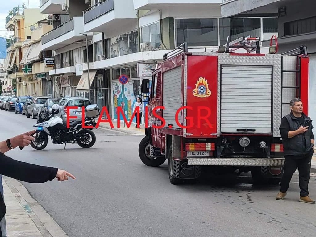Πάτρα: Απίστευτο τροχαίο! SUV έπεσε πάνω σε σταθμευμένο... το ανέβασε στο πεζοδρόμιο και χτύπησε πεζή γυναίκα - φωτο