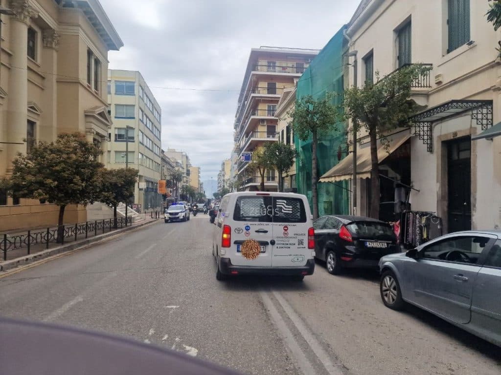 Πάτρα: Κίνδυνος να την πληρώσουν οδηγοί που δεν φταίνε στη Γούναρη! Οδηγός είχε στείλει mail στην Τροχαία και... αδιαφόρησαν!