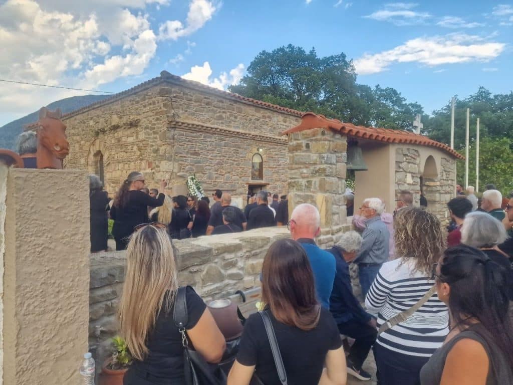 Ευηνοχώρι: Εκλαψε ο ουρανός πάνω από την Γωγώ Μαστροκώστα - Καταιγίδα την ώρα της ταφής - φωτο του flamis.gr