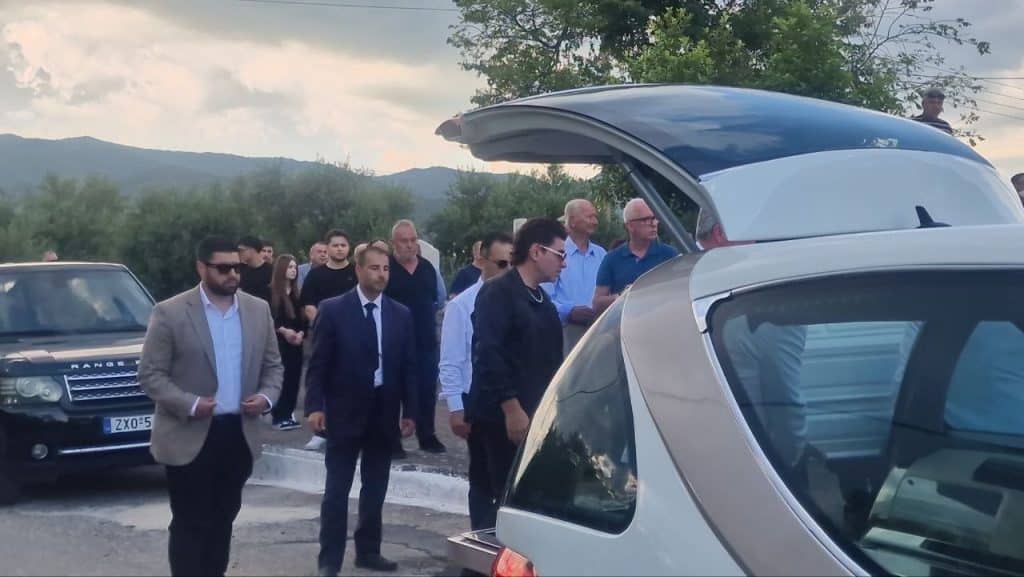 Ευηνοχώρι: Εκλαψε ο ουρανός πάνω από την Γωγώ Μαστροκώστα - Καταιγίδα την ώρα της ταφής - φωτο του flamis.gr