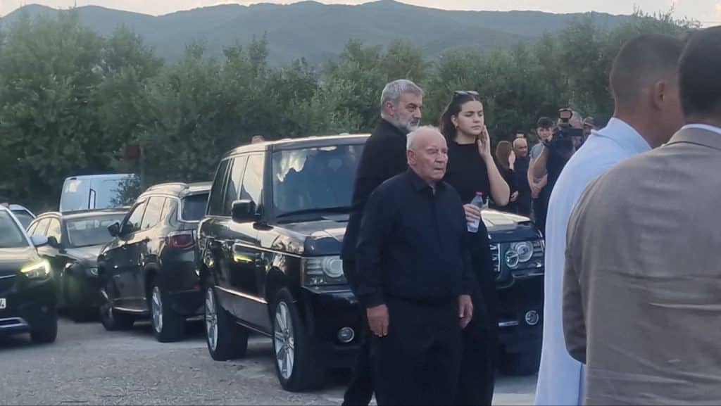 Ευηνοχώρι: Εκλαψε ο ουρανός πάνω από την Γωγώ Μαστροκώστα - Καταιγίδα την ώρα της ταφής - φωτο του flamis.gr