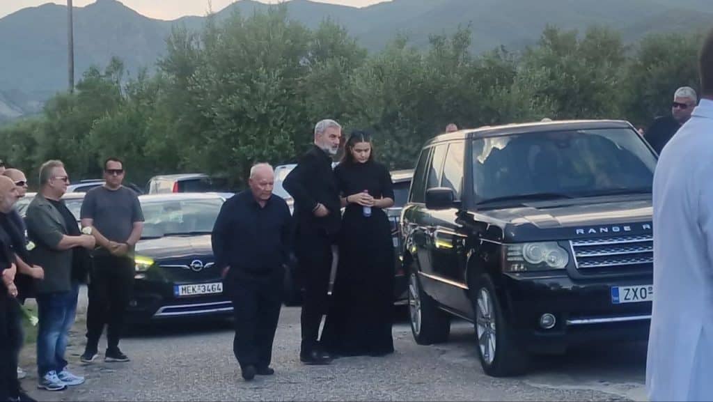 Ευηνοχώρι: Εκλαψε ο ουρανός πάνω από την Γωγώ Μαστροκώστα - Καταιγίδα την ώρα της ταφής - φωτο του flamis.gr