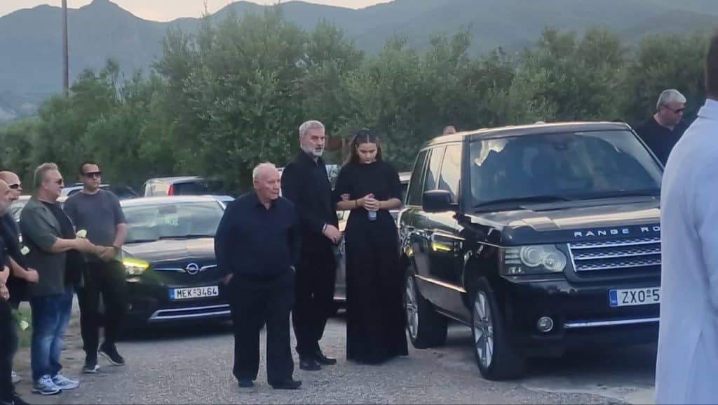 Ευηνοχώρι: Εκλαψε ο ουρανός πάνω από την Γωγώ Μαστροκώστα - Καταιγίδα την ώρα της ταφής - φωτο του flamis.gr