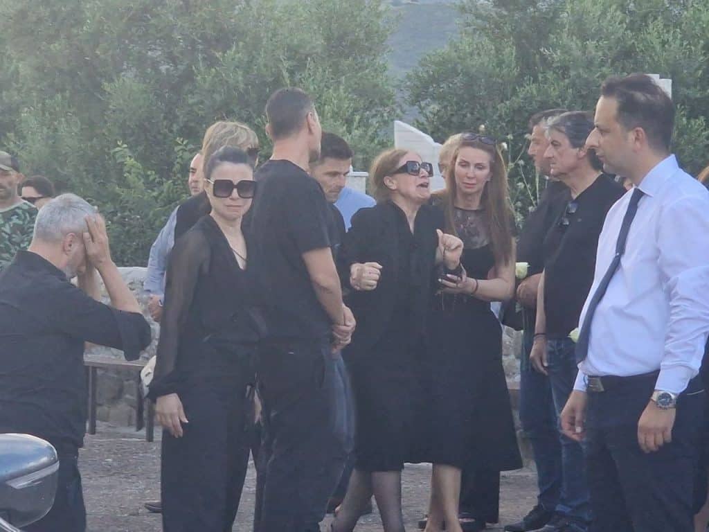 Ευηνοχώρι: Εκλαψε ο ουρανός πάνω από την Γωγώ Μαστροκώστα - Καταιγίδα την ώρα της ταφής - φωτο του flamis.gr