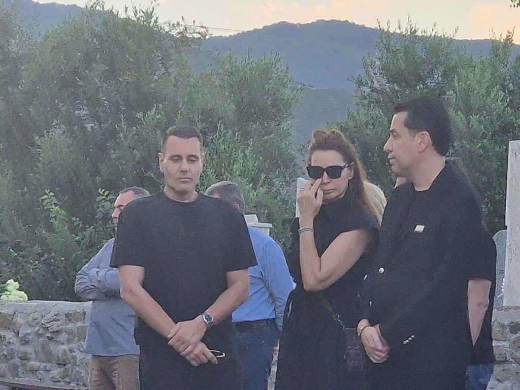 Ευηνοχώρι: Εκλαψε ο ουρανός πάνω από την Γωγώ Μαστροκώστα - Καταιγίδα την ώρα της ταφής - φωτο του flamis.gr