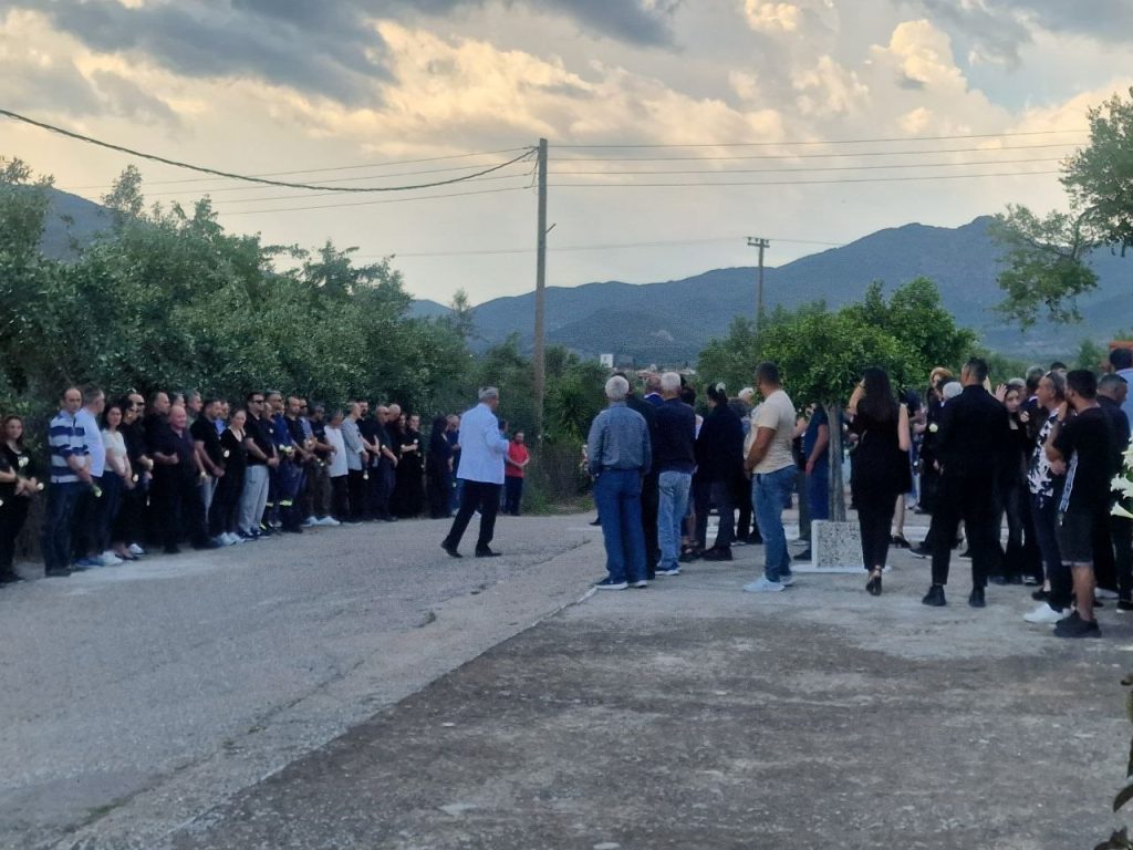 Ευηνοχώρι: Εκλαψε ο ουρανός πάνω από την Γωγώ Μαστροκώστα - Καταιγίδα την ώρα της ταφής - φωτο του flamis.gr