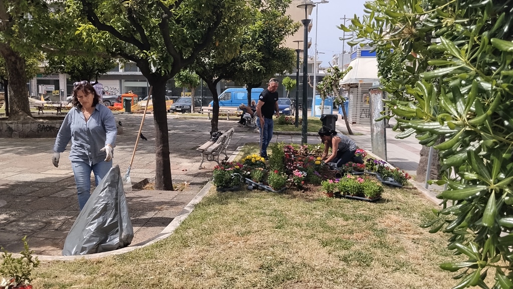 Πάτρα: Φύτεψαν λουλούδια στις πλατείες Πίνδου και Μαρκάτου - φωτο