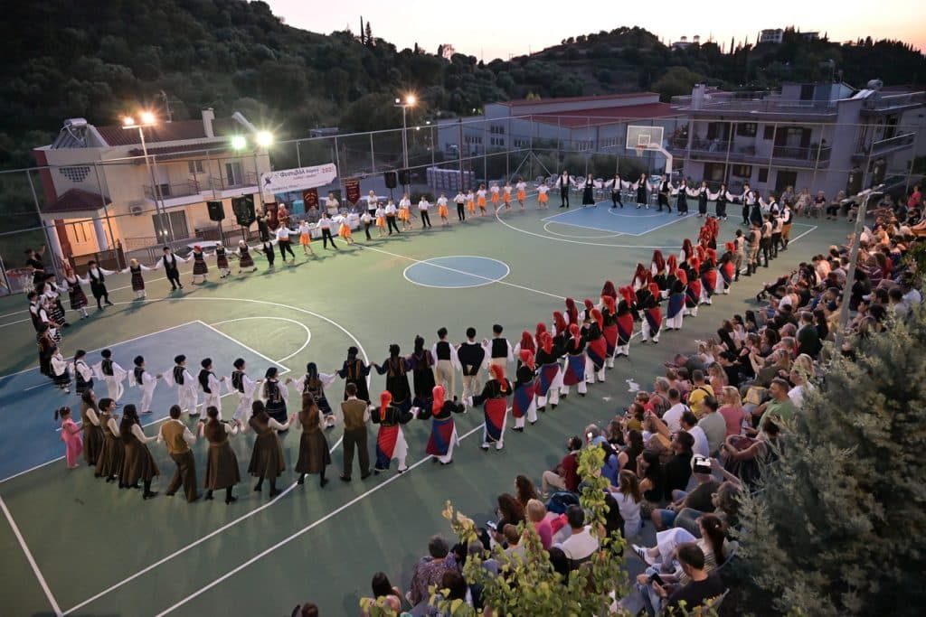 Με ιδιαίτερη επιτυχία πραγματοποιήθηκε την Κυριακή 21 Ιουνίου 2026, στην πλατεία Άνω Συχαινών, το 4ο Παιδικό - Εφηβικό Φεστιβάλ Χορού