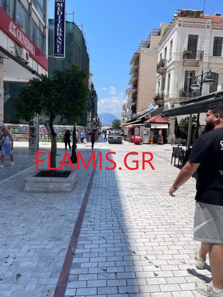 Σοκ στην Αγίου Νικολάου! Εκανε "ράλι" στον πεζόδρομο με μεγάλη ταχύτητα οδηγός! Μπροστά σε κόσμο! Σταμάτησε... μόνο στο περίπτερο για ψώνια! Φωτο